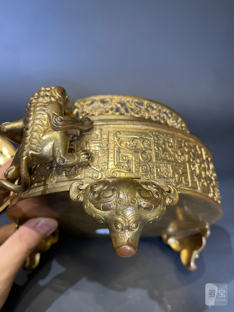 清 铜鎏金拐子龙纹三足熏炉 - 图13